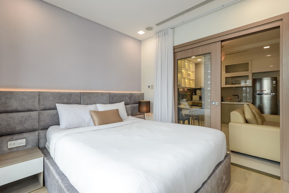 Deluxe Apartment, 1 King Bed, Balcony, City View