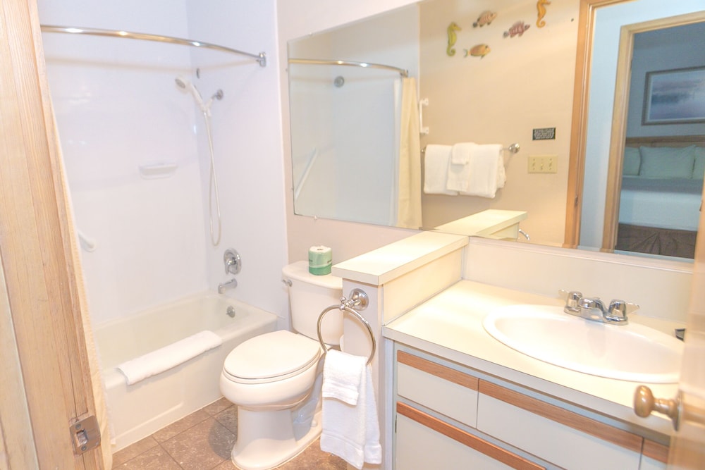 Signature Room, 1 King Bed with Sofa bed, Kitchen, Pool View (1 Bedroom Unit- Room 211-Pet Friendly) - Photo 13