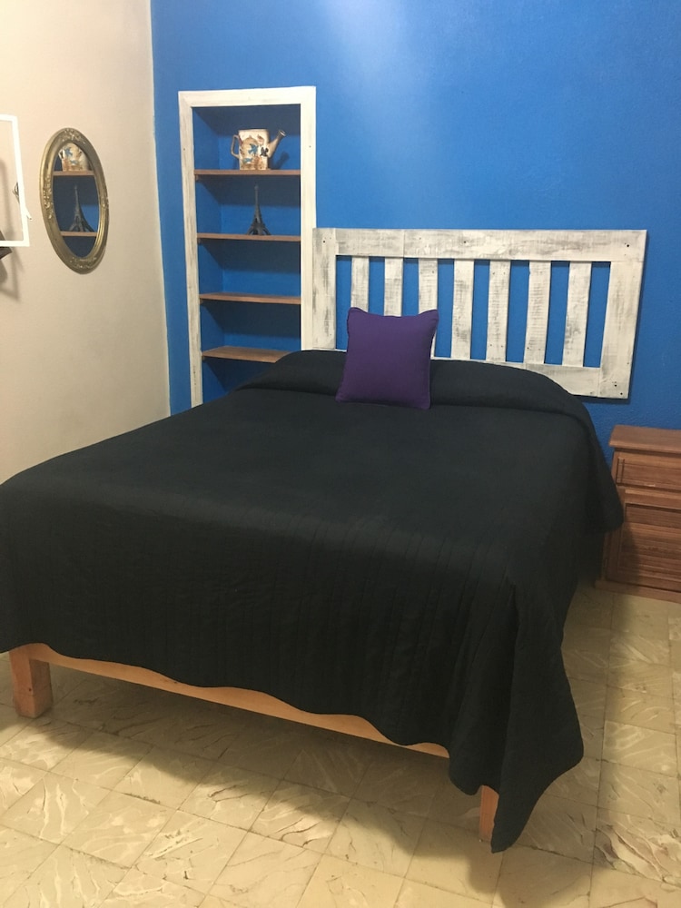 Basic Room, 1 Queen Bed, Private Bathroom photo 2