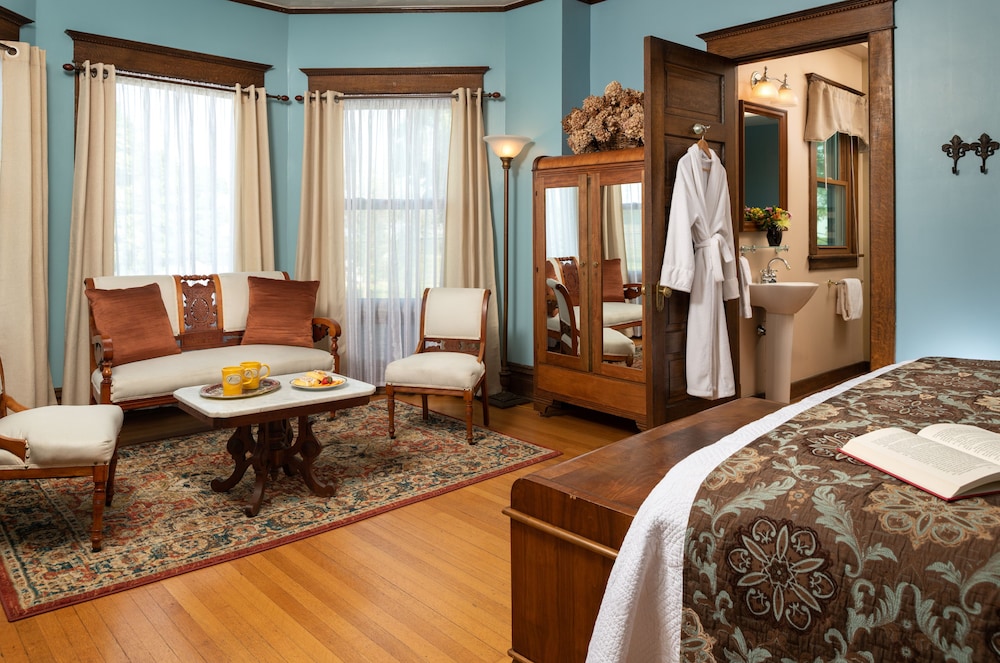 Royalty Suite photo 1