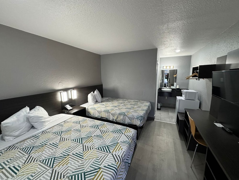 Standard Room, 2 Double Beds, Non Smoking photo 3
