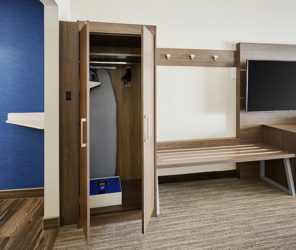 Standard Room, 1 King Bed, Transfer Shower, Non Smoking (Mobility, Transfer Shower) photo 3