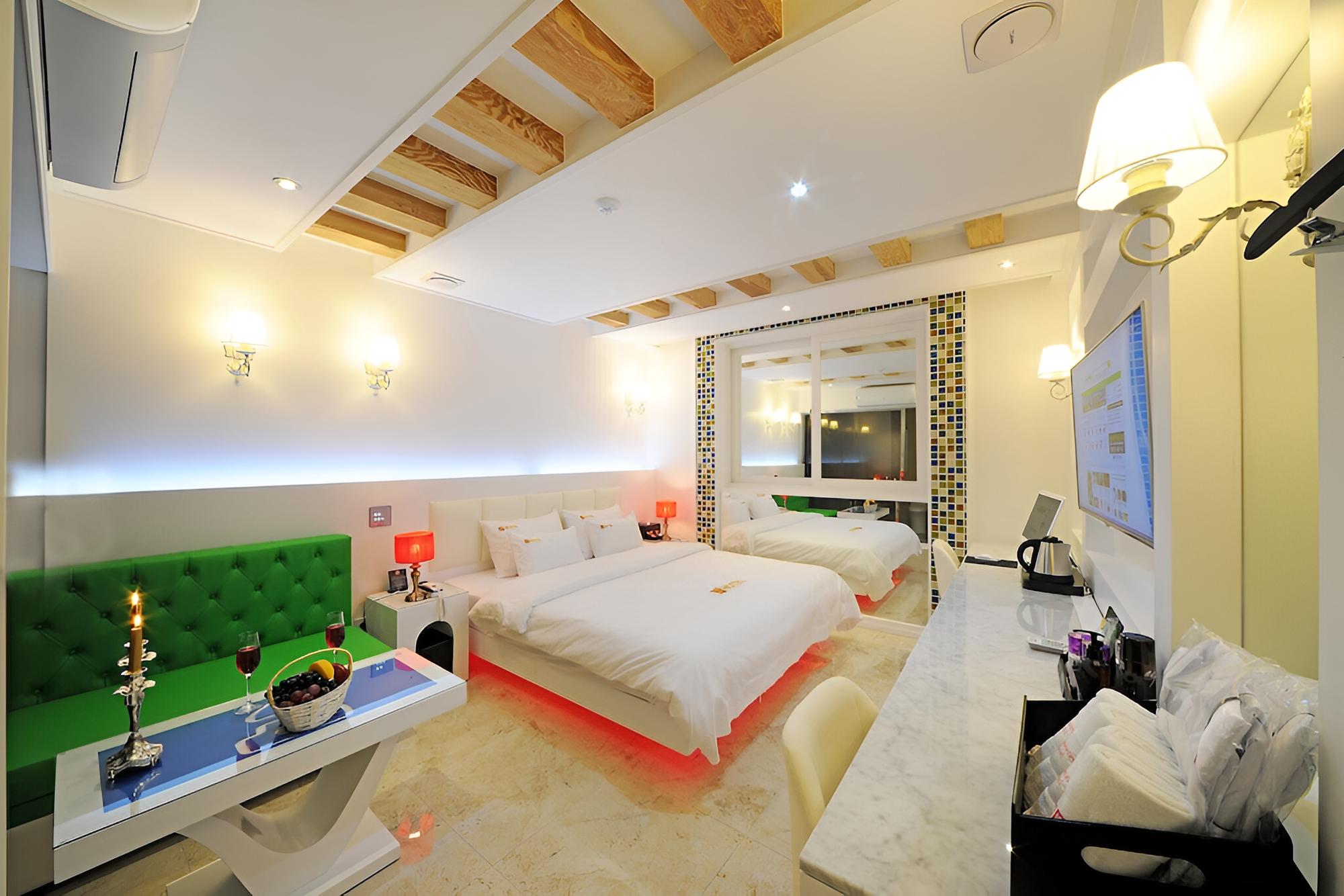 Room (Standard Room) - Photo 14