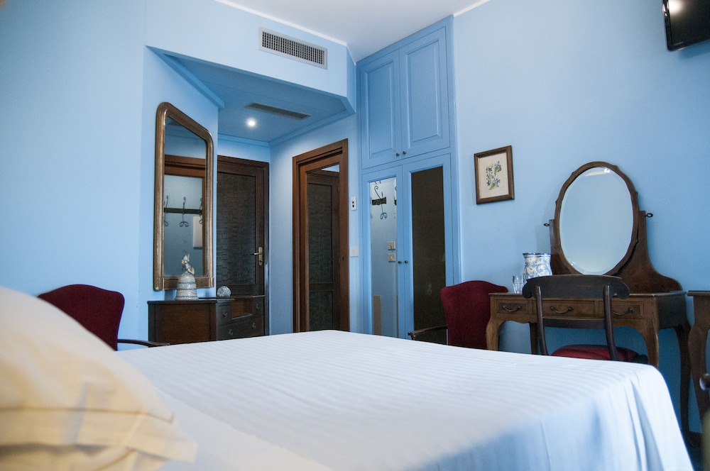 Superior Double Room, Balcony, Sea View - Photo 17