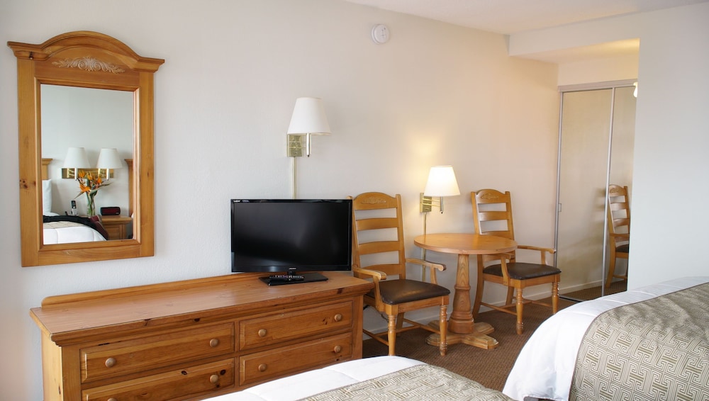 Room, 2 Queen Beds, Non Smoking, Courtyard View - Photo 7