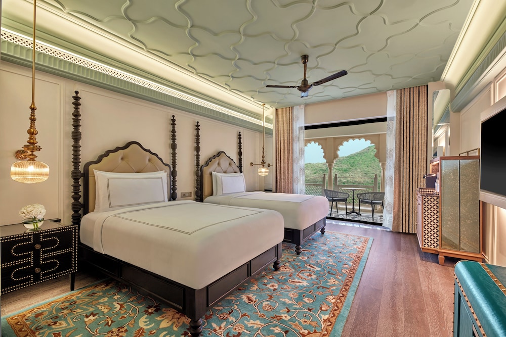 Superior Room, 2 Twin Beds, Mountain View