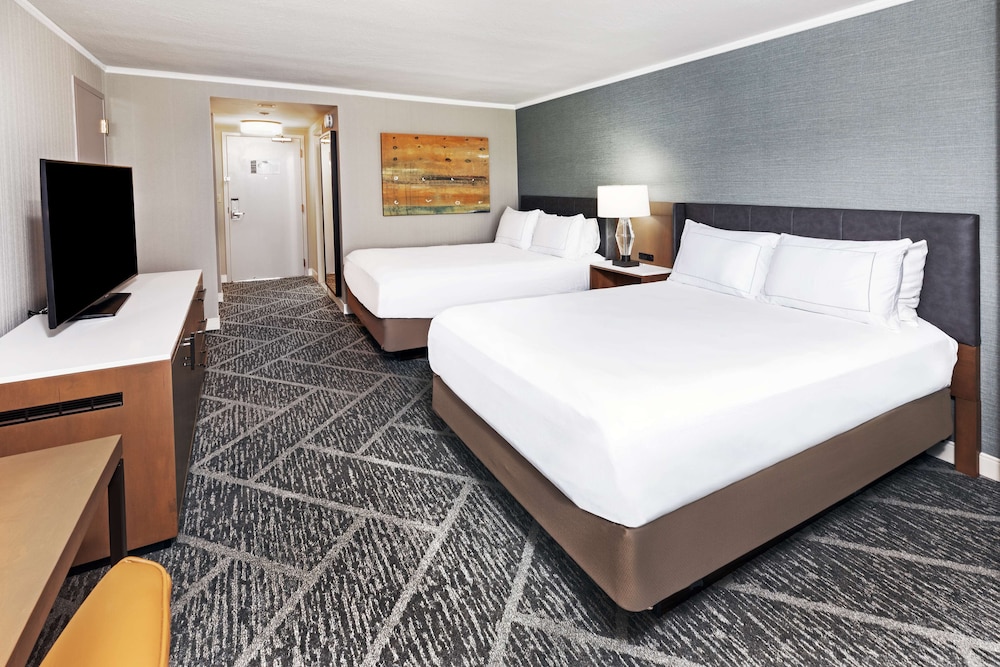 Room, 2 Queen Beds, Accessible, Bathtub - Photo 3