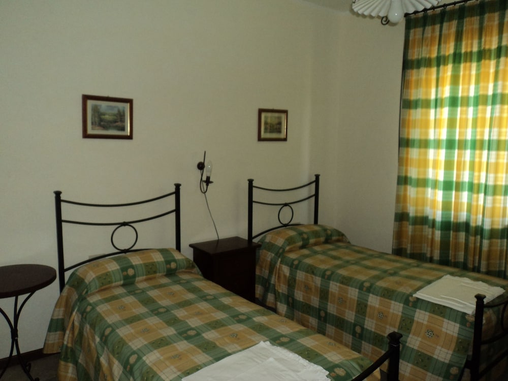 Double or Twin Room, 1 Queen Bed, Non Smoking photo 1