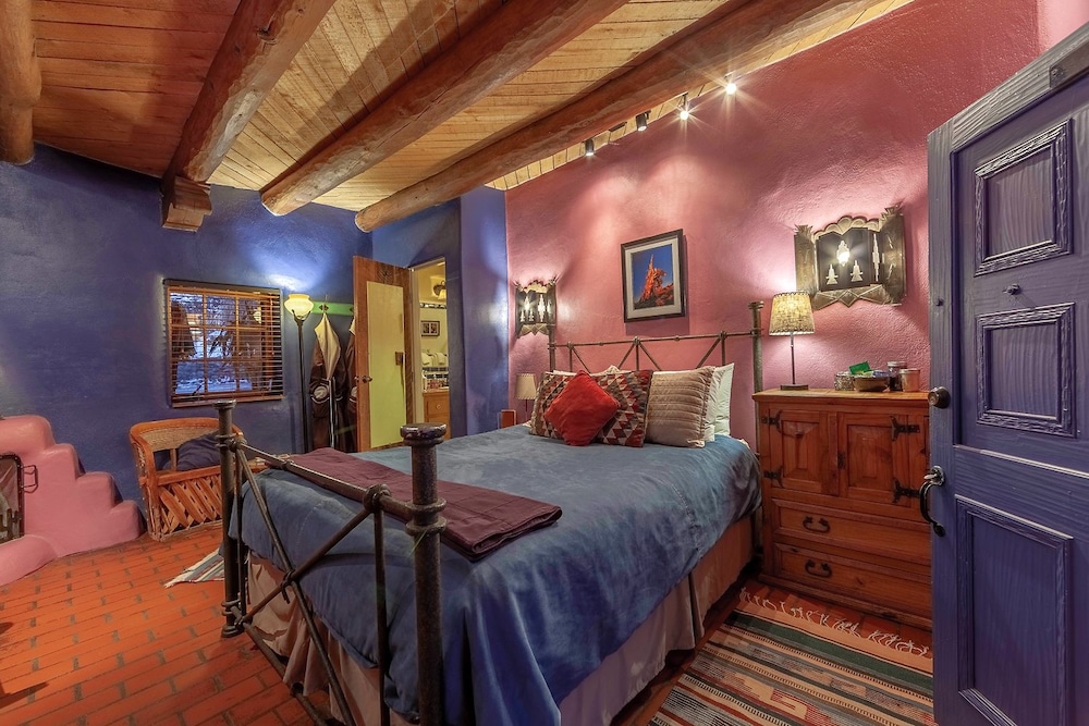 Deluxe Single Room, 1 Queen Bed, Fireplace photo 2