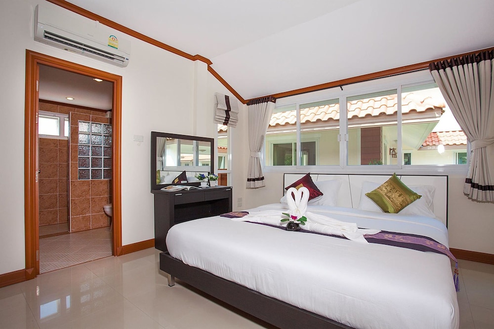 Suite-3 Rooms 3 Queen Beds