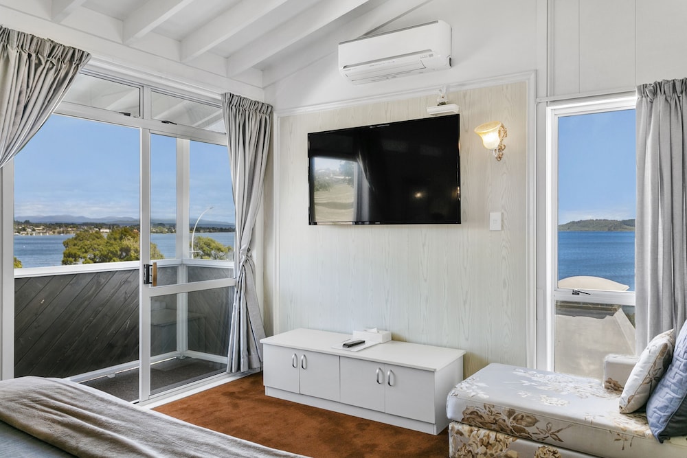 Lakefront  1 Bedrom Super King Suite (upper floor , no spa) photo 1