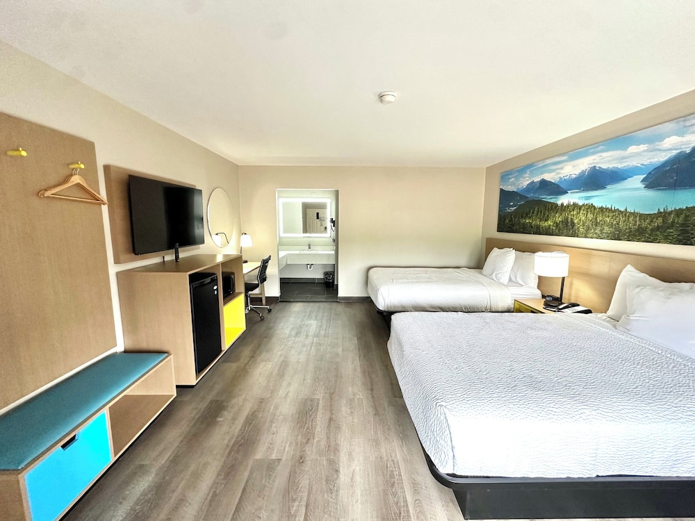 2 Double Beds, Suite, Non-Smoking photo 2