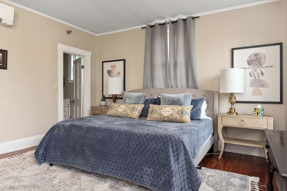 Double Room, 1 King Bed, Private Bathroom photo 3