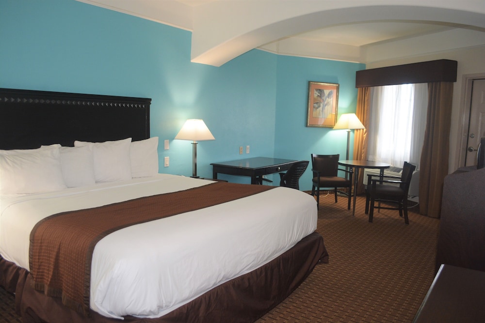 Suite, 1 King Bed, Non Smoking, Ocean View - Photo 3