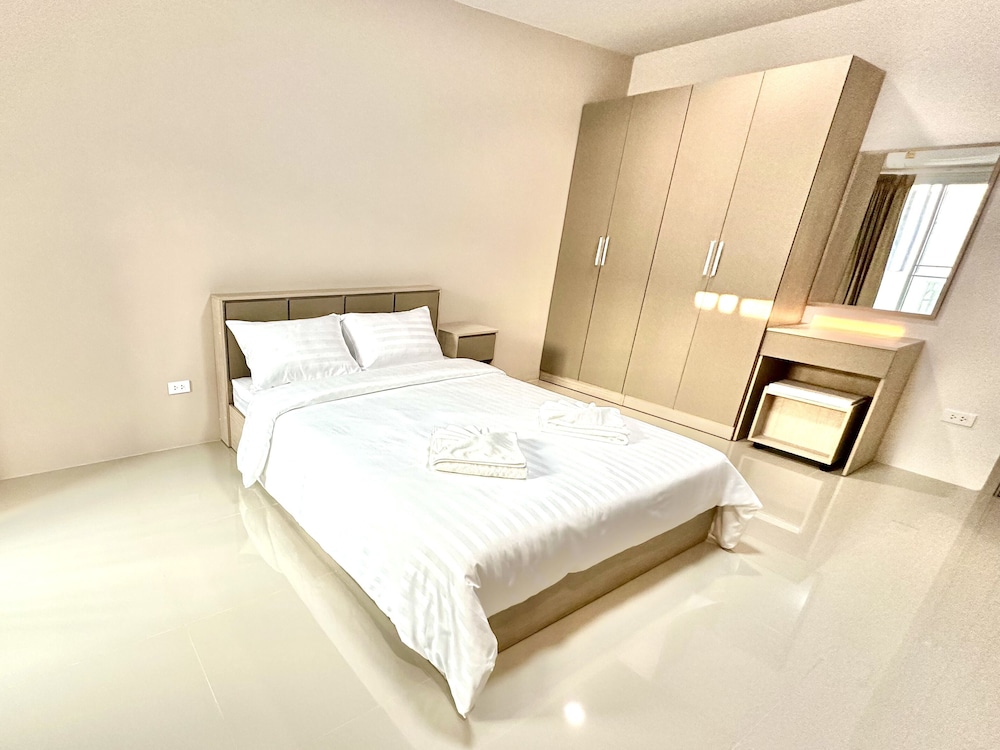 Basic Apartment, 1 Queen Bed photo 2