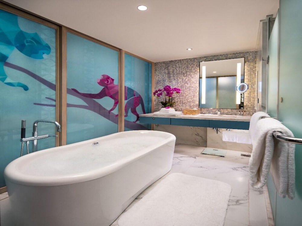 Premium Room, 1 King Bed photo 3