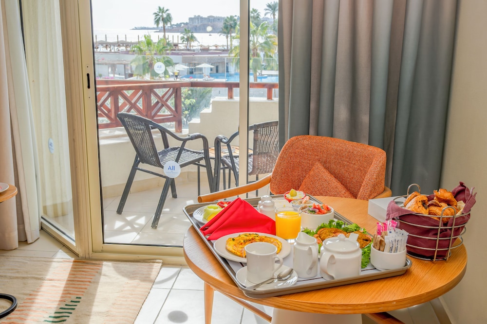 Superior Room, 1 King Bed, Pool View (Beach side) - Photo 9