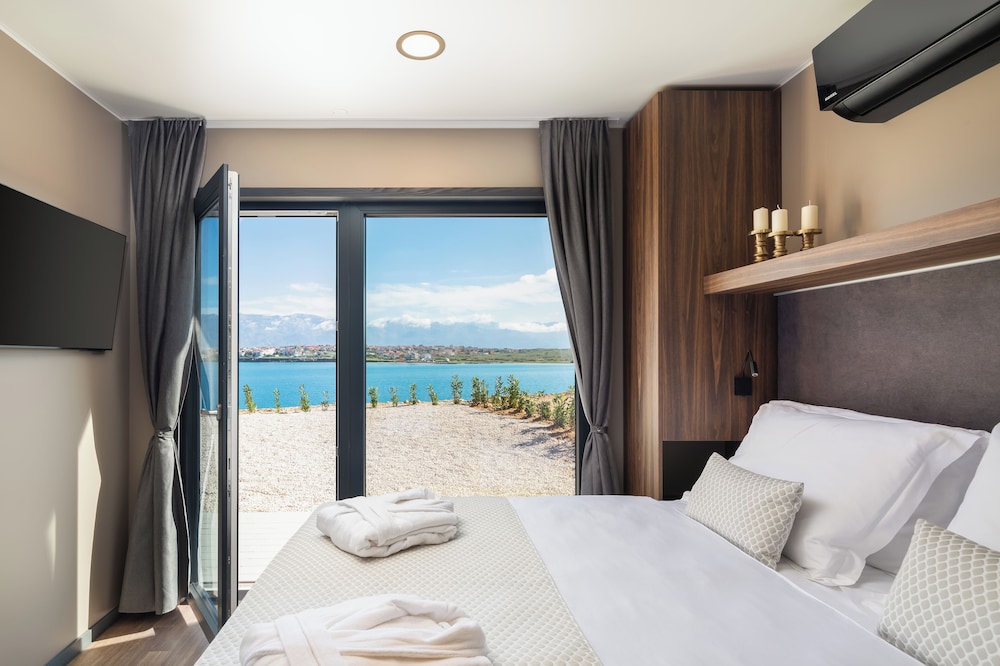 Avalona Luxury Mare Glamping Villa with Pool photo 2
