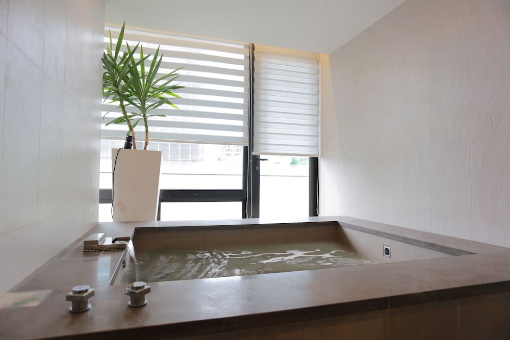 Elite Double Room, 1 Queen Bed, Ensuite photo 2