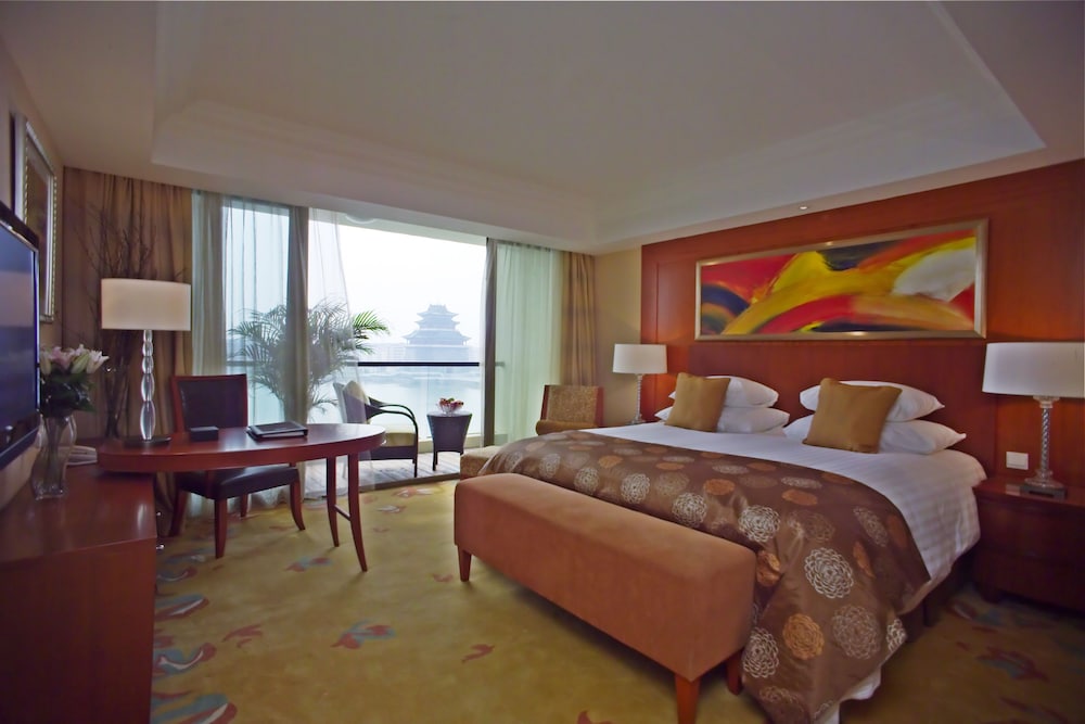 New Century Lake-View King Room