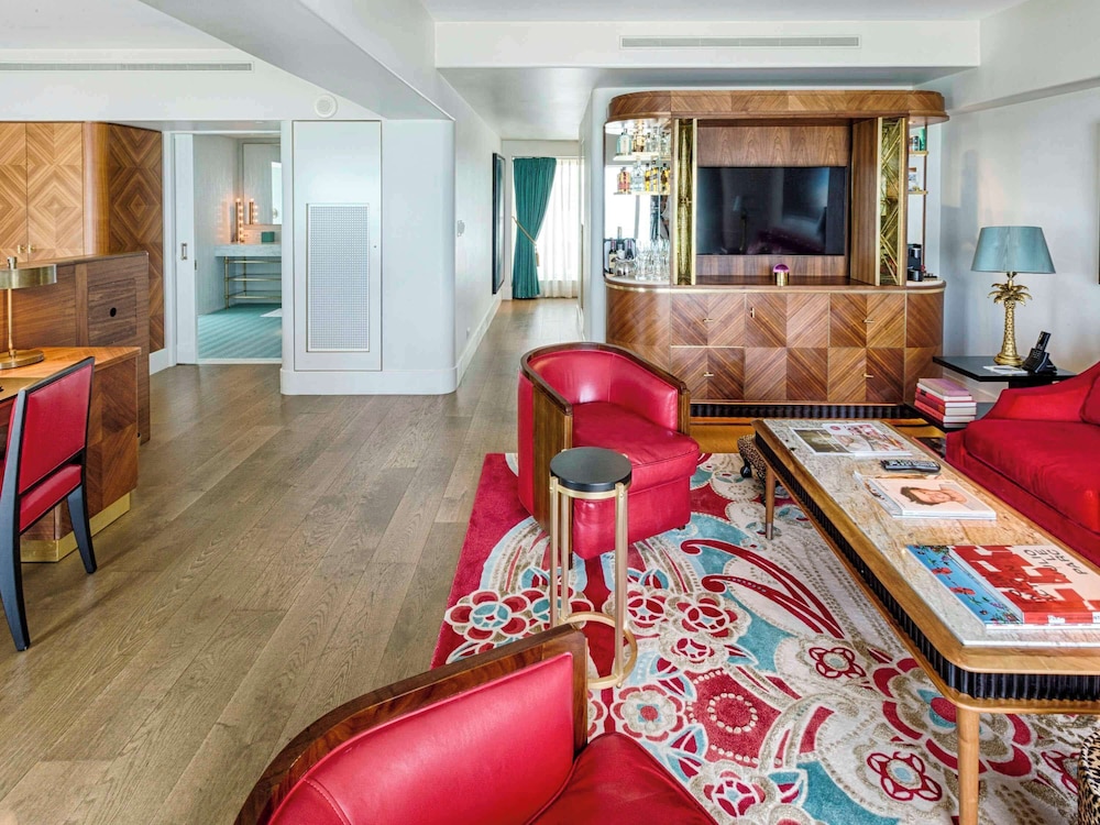 Premier Oceanfront View Corner Junior Suite (Accessible)