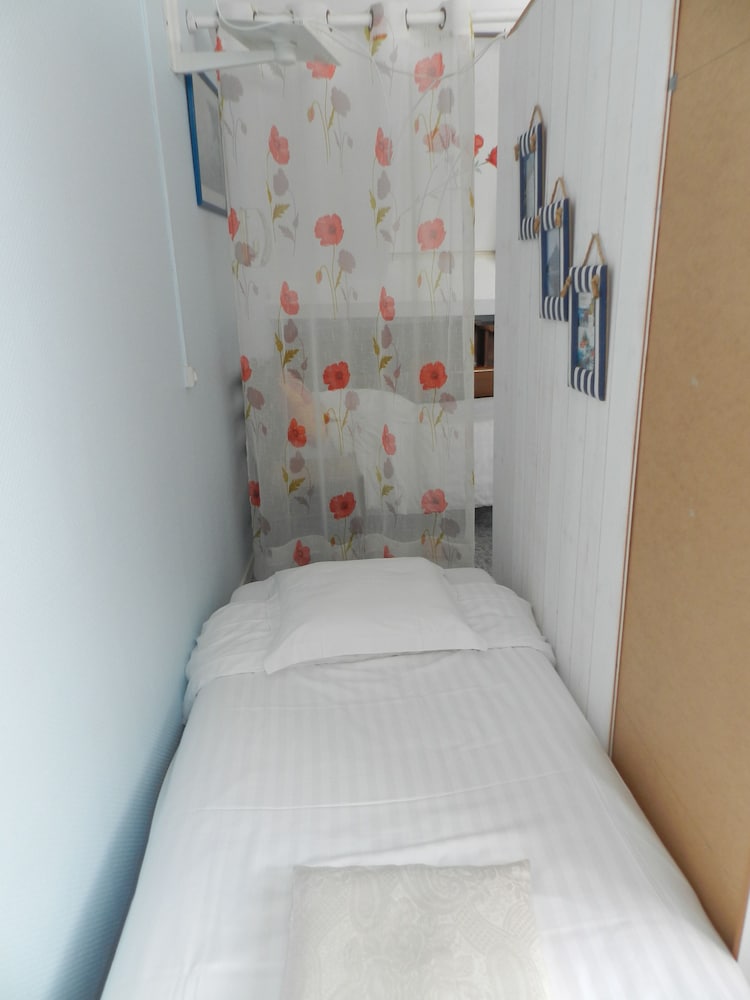 Room with SKYLIGHT and with Twin Bed photo 2