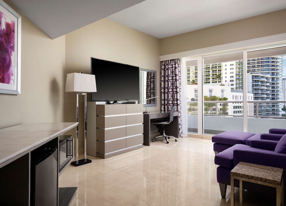 Junior Suite, 1 King Bed, Balcony, Bay View (Partial)