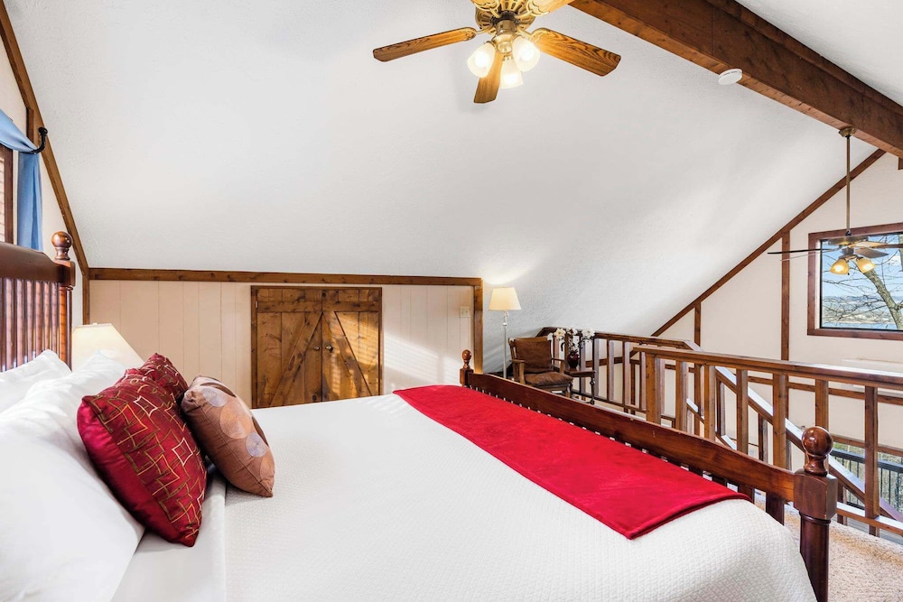 Cabin, 1 King Bed with Sofa bed, Balcony (Skipjack Cottage Branson)