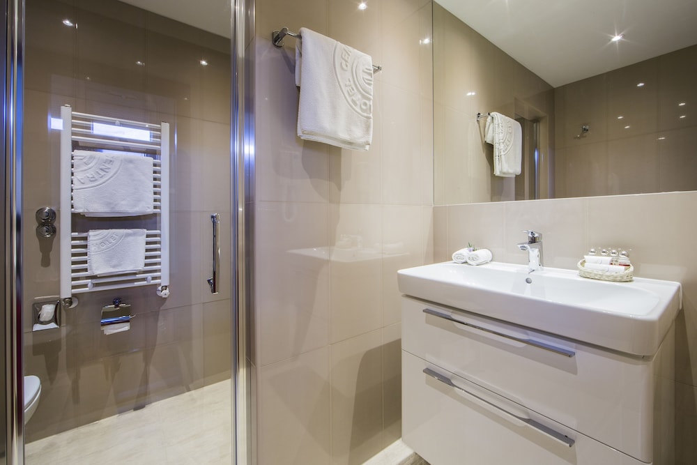 Triple Room thumbnail 6