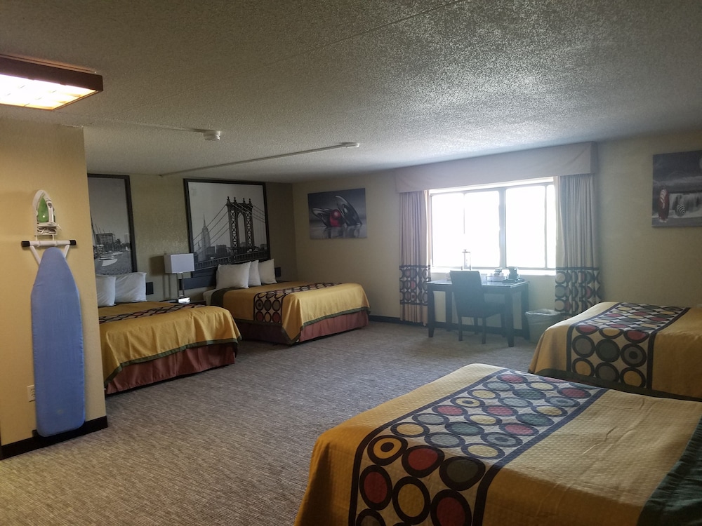 Room, Multiple Beds, Non Smoking - Photo 1