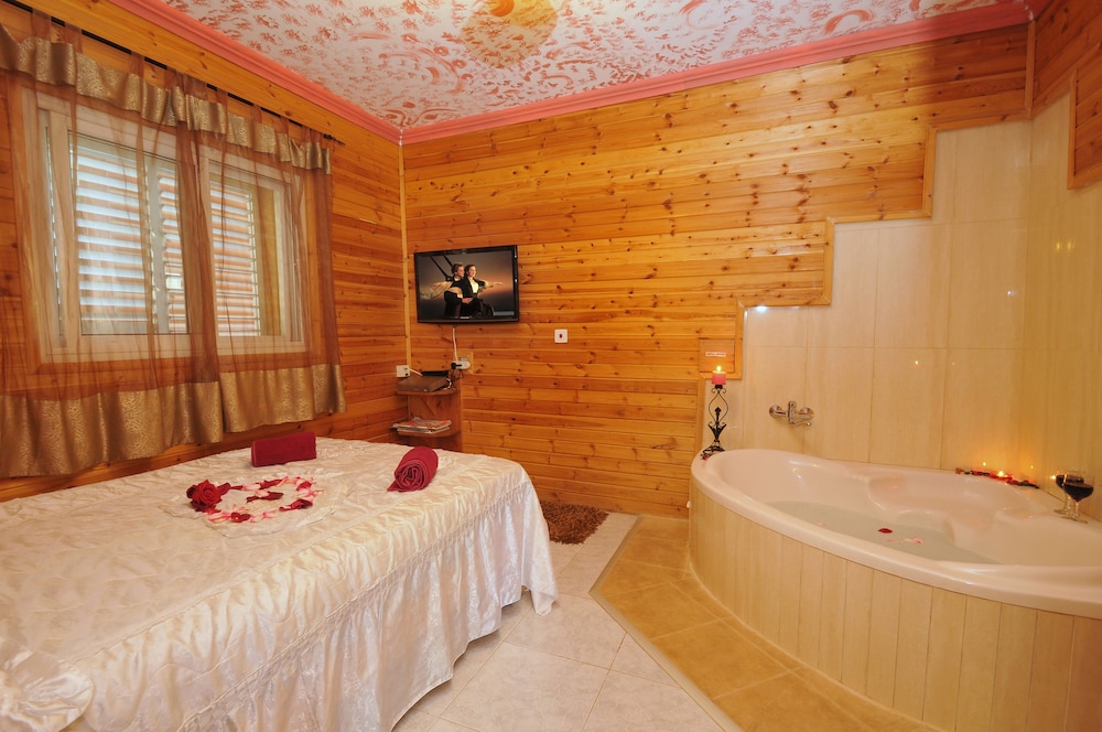 Family Cabin, 1 Bedroom, Jetted Tub, Garden View photo 1