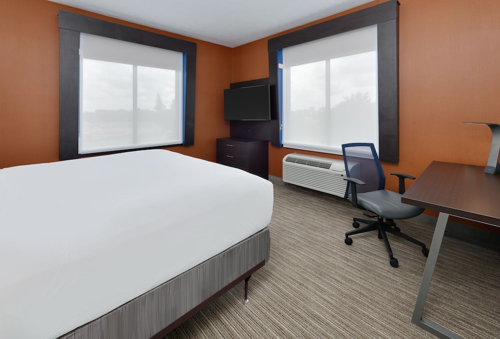 Standard Room, 1 King Bed, Accessible (Hear, Roll In Shwr) - Photo 2
