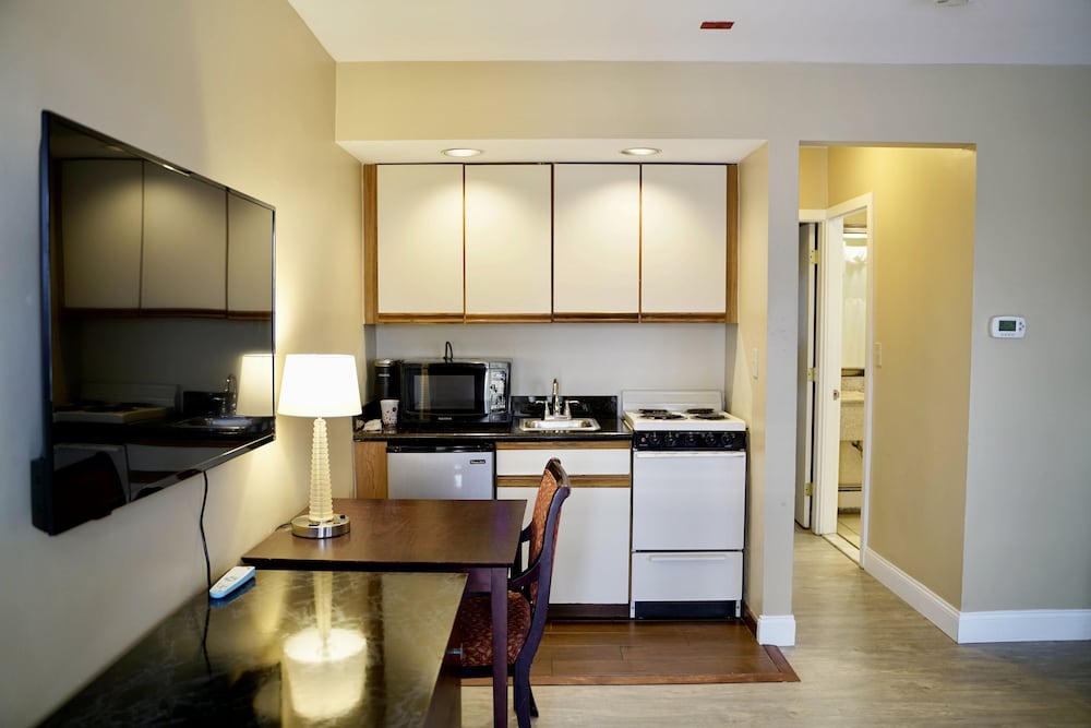 Basic Apartment - Photo 1