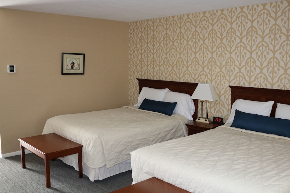 Standard Room, 2 Queen Beds, Non Smoking, Balcony (2 Queens, Jetted Tub, N/S)