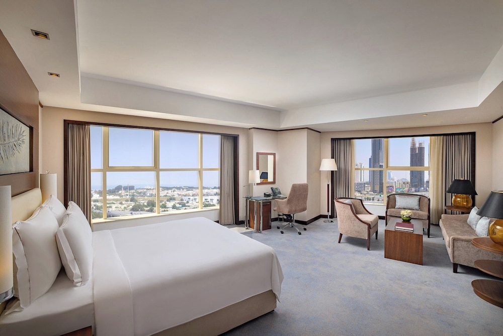 Business Suite, 1 King Bed, Club Lounge Access, Partial Sea View