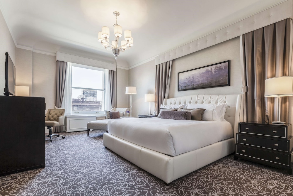 Suite, 1 King Bed with Sofa bed (Cambridge Legacy)