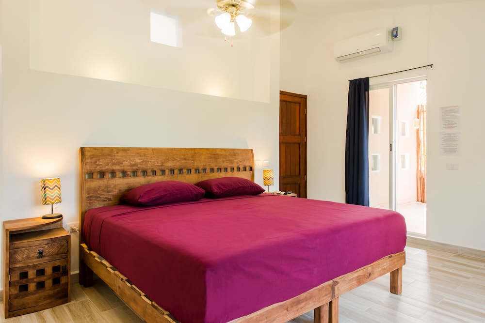 Standard Studio Suite, 1 King Bed, Kitchenette, Pool View