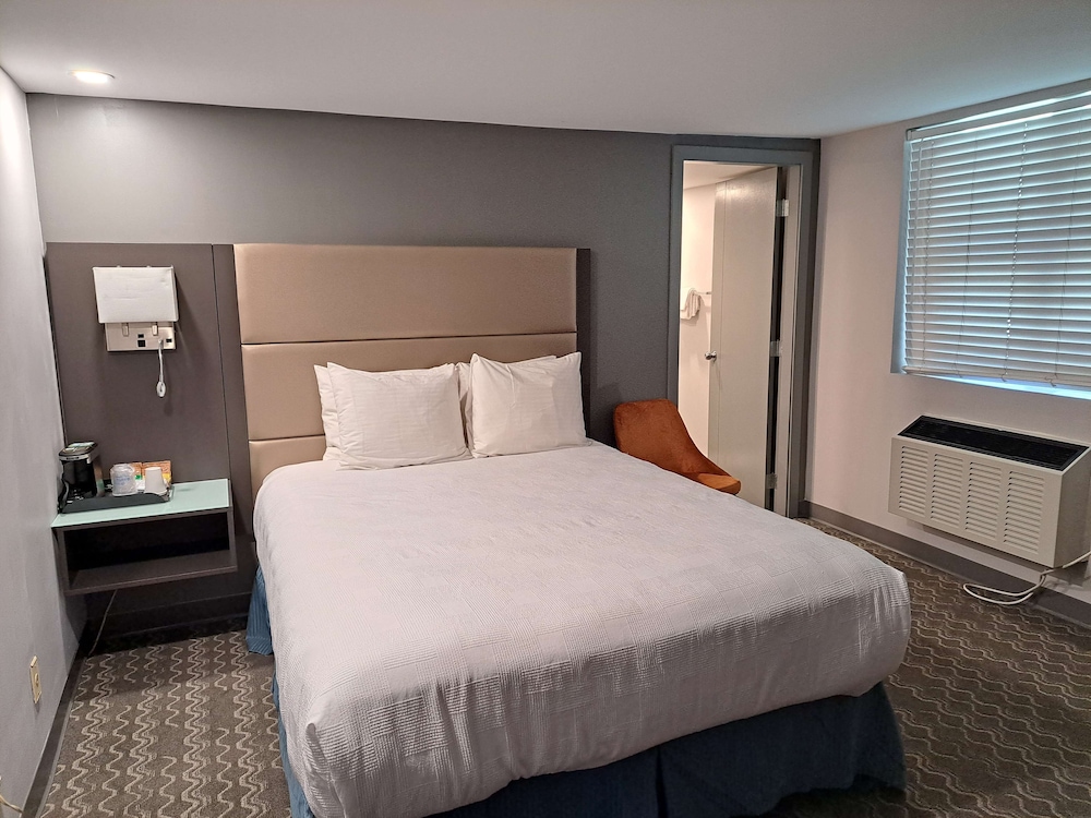 Standard Room, 1 Queen Bed, Non Smoking (Shower Only) - Photo 1