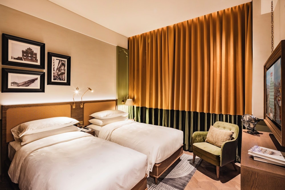 Elite Room, 2 Twin Beds, City View