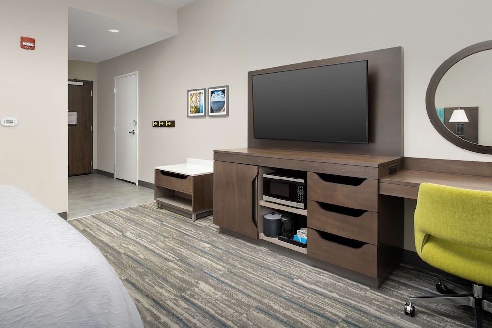Room, 1 King Bed, Accessible, Non Smoking (Hearing) - Photo 2