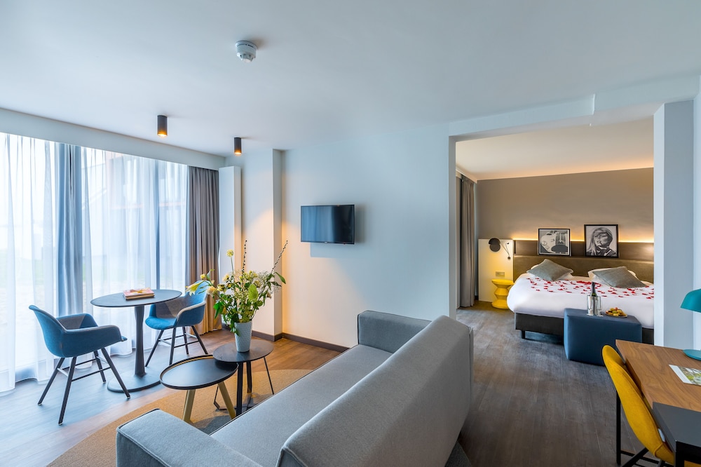 Luxury Suite, Lake View - Photo 8