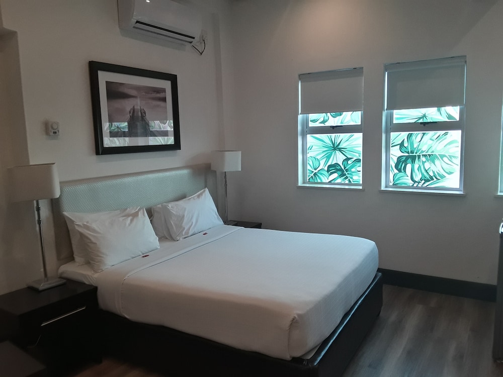 Room, 1 Queen Bed, Microwave photo 2