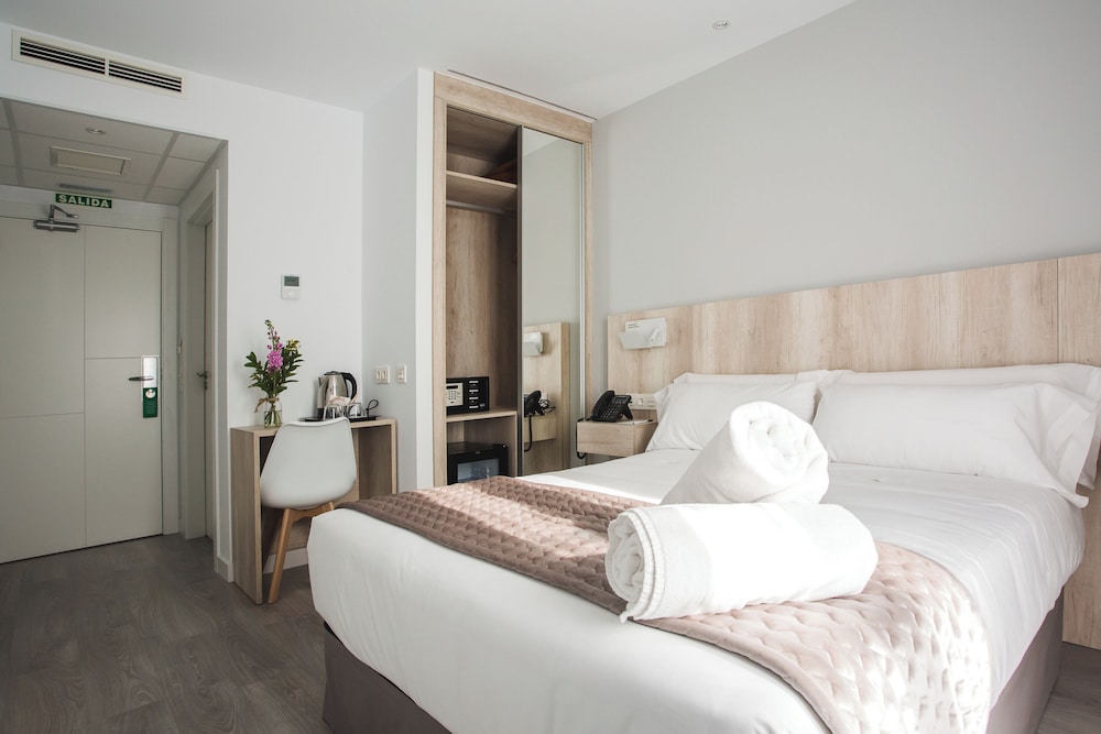 Standard Double Room, Balcony - Photo 4