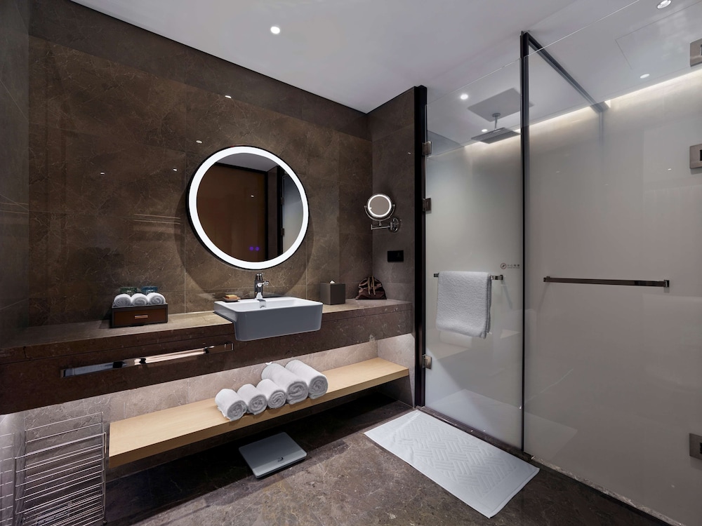 Premium Suite, 1 King Bed - Photo 6