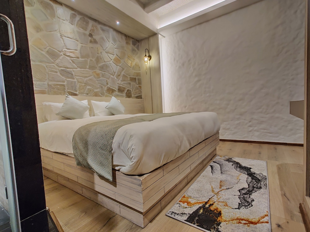 Executive Room - Photo 17