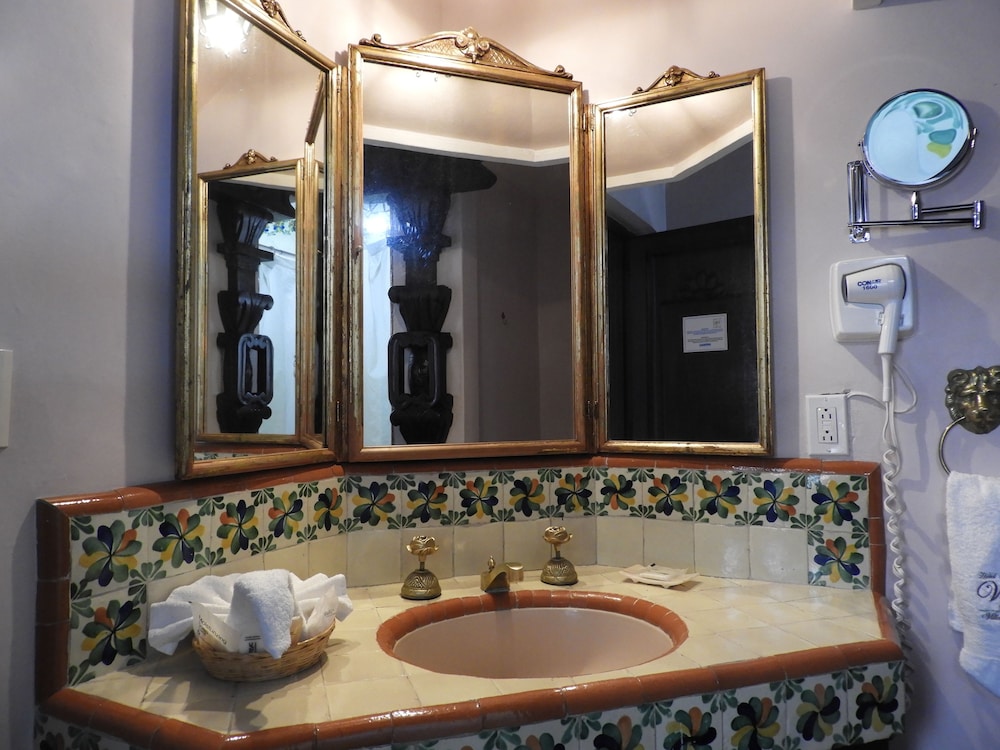 Suite with 2 Double beds and Cathedral View (Girasoles) photo 2