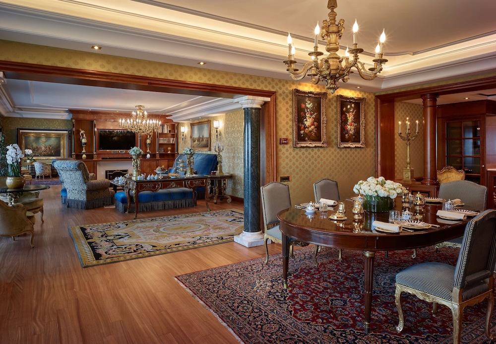 Signature Suite, 1 King Bed (Petronius Suite)