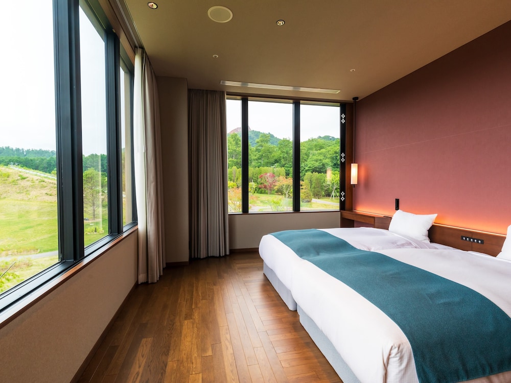 Deluxe Design Twin Room with Onsen Open-Air Bath (Lake View) East Wing, Non-Smoking photo 2