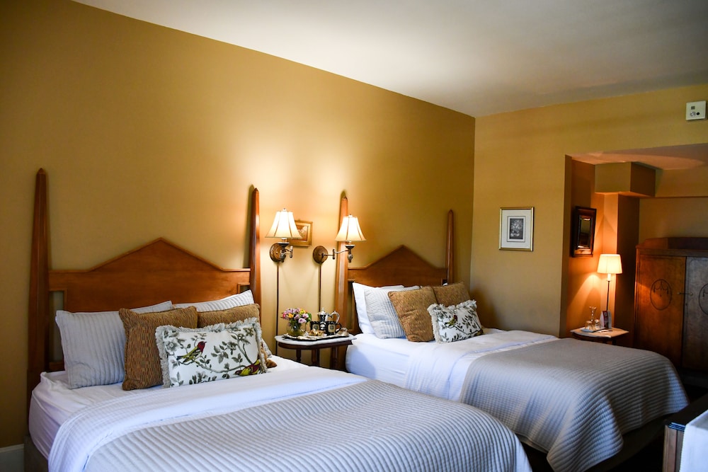 Standard Room, 2 Queen Beds photo 2