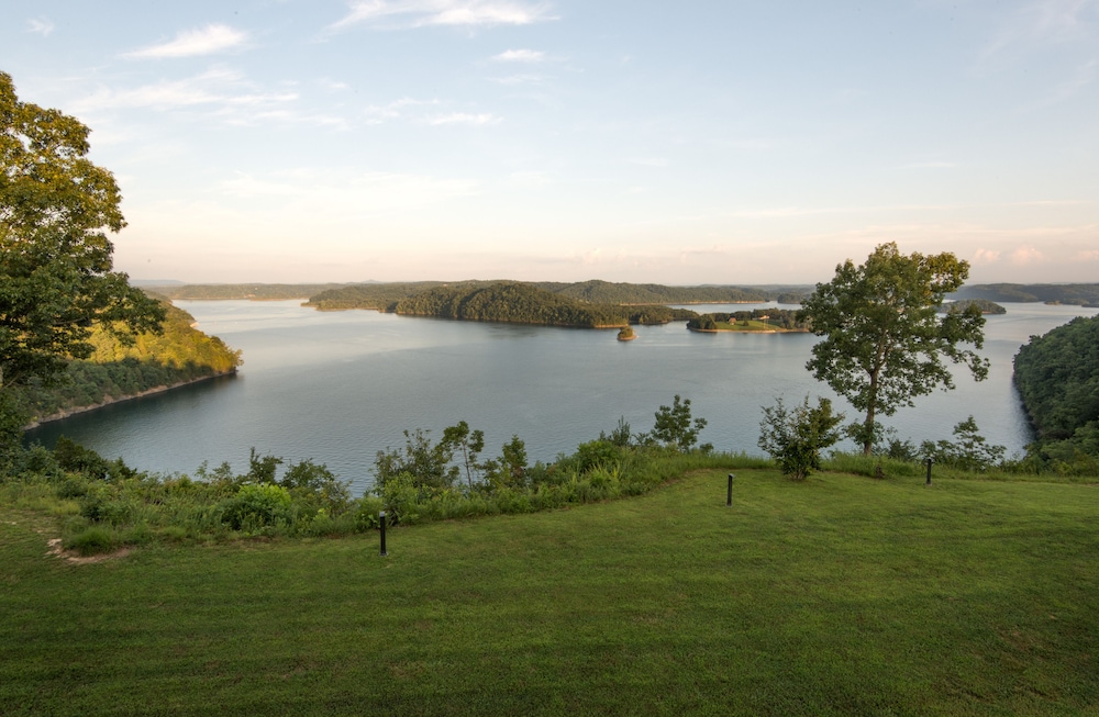 Room, 2 Queen Beds, Balcony, Lake View photo 2